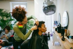 Coiffeuse au salon