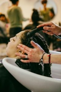 Soin pour cheveux bouclés au salon de coiffure