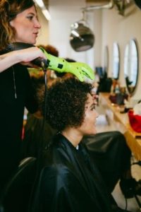 Brushing sur cheveux bouclés