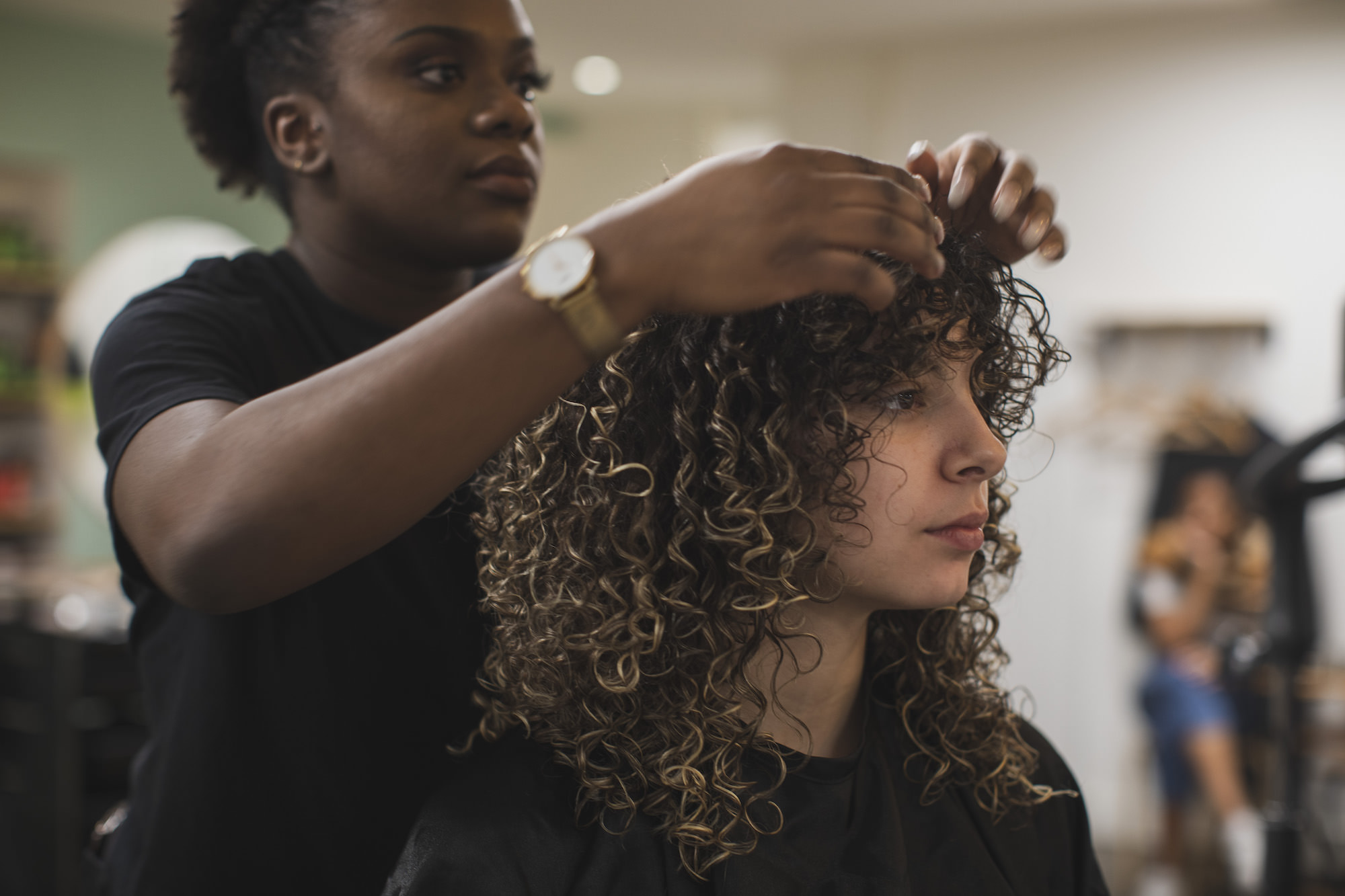 Salon de coiffure cheveux bouclés